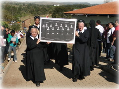 En la procesión de entrada está la foto de las 12 Hermanas de María, pioneras de Schoenstatt en Brasil