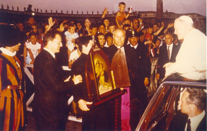 Das bekannte Foto von der Segnung der Ur-Peregrina durch Johannes Paul II