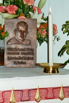 Gedenkplakette auf dem Altar des Urheiligtums
