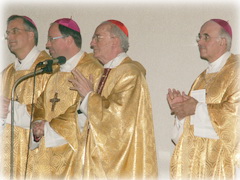 von links: Weihbischof Jörg-Michael Peter (Trier), Bischof Stephan Ackermann (Trier), Kardinal Claudio Hummes (Rom), Bischof Felix Genn (Münster, als Vertreter der deutschen Bischofskonferenz) beim Festgottesdienst