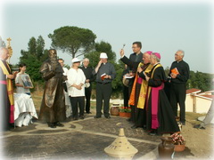 Mons. Gino Reali bendice la estatua del Padre Kentenich