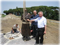 Die Pater-Kentenich-Statue in Belmonte wird aufgestellt
