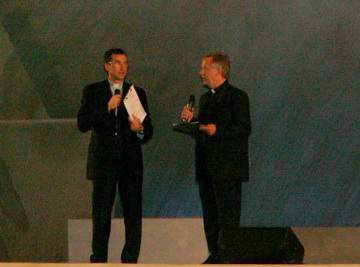 Moderatores (der.: el Padre Gerardo Cárcar, Padre de Schoenstatt)