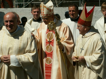 Bischof Dr. Tebartz-van Elst (Mitte) beim Auszug - Foto: Fischer