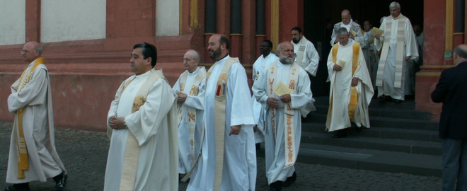 Salida de los sacerdotes, después de la Misa