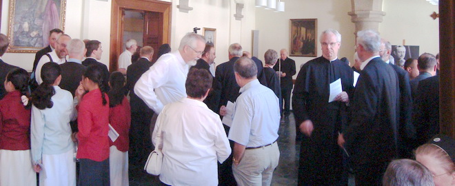 En la Sala de Mons Heinrich Vieter, lugar de la ordenación del Padre Kentenich