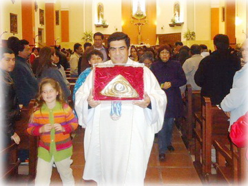 El símbolo del Padre en la Parroquia Virgen de la Alegría en San Borja , Perú