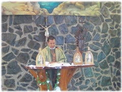 P. Arthuro Enriquez, con las tres peregrinas