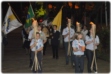 procissão ao Santuário, encabeçada por 6 tochas, as bandeiras dos países e estados e a Peregrina Original