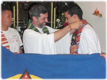 Pe. Alexandre entrega o anel de Líder da Unidade a Cláudio