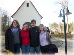 Misioneros und misioneras vor dem Heiligtum in Kösching
