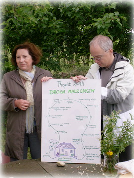 Maja und Wojciech Sienkiewicz präsentieren das Projekt des Eheweges