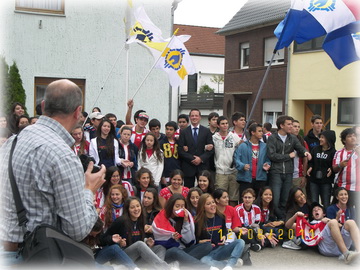 170 Jugendliche aus Paraguay vor dem Geburtshaus Pater Kentenich in Gymnich