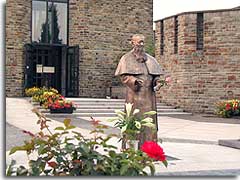 Statue von Pater Josef Kentenich in Vallendar Schönstatt