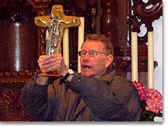 Pater Marmann segnet mit dem Kreuz der Einheit