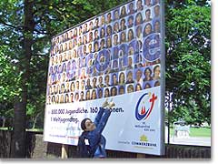 Manuela Maanes, Langzeit-Voluntrin aus der Schnstattjugend, mit dem Willkommens-Plakat
