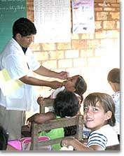 Zahnpflege fr Kinder in einem der Zentren von Dequeni