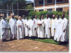 Mons. Dr. Peter Wolf mit Priestern des Instituts