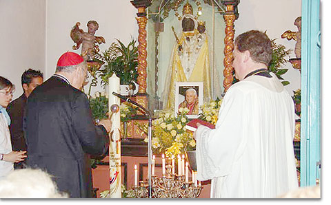 Kardinal Meisner entzündet eine Kerze bei der Schwarzen Madonna in der Kupfergasse