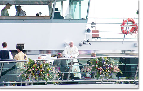 Pressekonferenz nach dem Essen mit dem Papst; Nicolás Frías im hellblauen Hemd vor Bischof Bode
