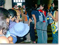 Jugendliche aus Chile mit ihrem groen MTA-Bild im Dom
