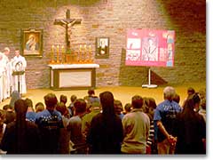 Jugend der Gemeinschaft St. Jean: Messe am Altar von Karl Leisner