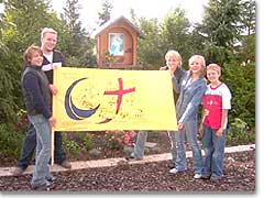 Jugendliche aus Benhausen mit der Fahne am Bildstock