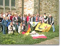 Eine Gruppe aus Polen hat einen Stzein der Erinnerung an der Kirche in Benhausen gesetzt