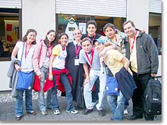 Eine Gruppe aus Ecuador mit Schw. Maria Emilia