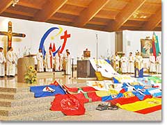Messe der spanischen Sprachgruppe  fast 75% der Teilnehmer - in der Pilgerkirche