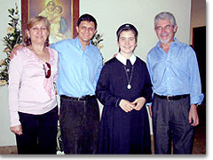 Eine Novizin mit ihrem Pfarrer und Eltern