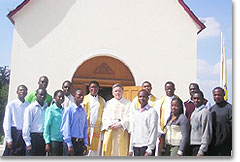 Jugendliche aus Nigeria und Burundi beim Heiligtum in Belmonte