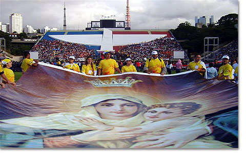Das Riesenbild der MTA stach bei allen Begegnungen mit dem Papst in Brasilien heraus