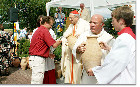 Kardinal Karl Lehmann überreicht Vertretern der Pfarrgemeinden im Bistum Mainz Krüge