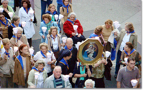 Pilger aus Madrid in der Prozession zur Lourdes-Grotte