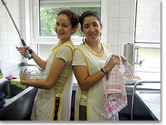 Das kann Spaß machen: Bety und Aleida beim Geschirrspülen
