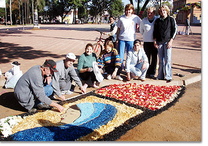 Mitglieder der Emaus- und der Schönstatt-Bewegung gestalteten die Blumenteppiche für die Fronleichnamsprozession in Santo Angelo