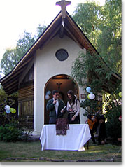 Jahrestag der Kapelle “Cana” in San Martin. Ehepaar Fredes präsentiert das Geschenk vom Urheiligtum