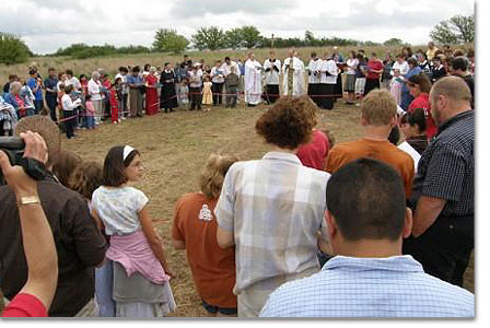 28. Mai, Crete, Nebraska, USA: Schönstattfamilie und Freunde am Ort des zukünftigen Heiligtums, bereit zum ersten Spatenstich