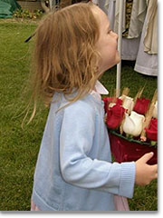 Sophie Polk, drei Jahre alt, trägt die Blütenkrone für die Gottesmutter