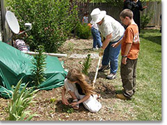Ruth und Isaan O’Gara und Abigail Burenheide verschönern den Garten beim Arbeitseinsatz am Nachmittag