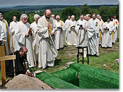 Pater Heinrich Walter am Grab von P. Paul Vautier