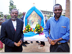 Isidor aus Kenia(rechts) und ein Mann vom Kongo tragen die Pilgermutter.
