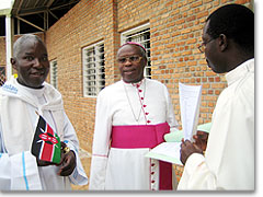 Der Erzbischof von Bujumbura begrüßt Pfarrer Simon aus Kenia vor der Heiligen Messe in Gikungu, Bujumbura