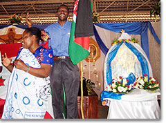Die Wallfahrer von Kenia bringen der Pilgermutter ihre Nationalfahne