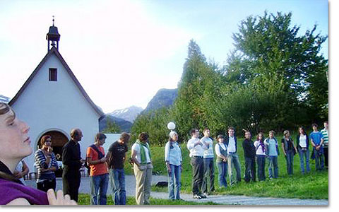 Jugendgebetsnacht am Heiligtum in Brig, Wallis, Schweiz: Jugendliche aus verschiedenen Bewegungen und Gruppierungen umstehen das Heiligtum