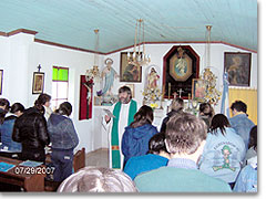 In der Kapelle der Mutter und Königin des Volkes in Paso Mayor; Begegnung der Jugendlichen mit Pfr. Adrina Martinez