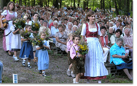 Bunte Kräutersträuße brachten Kasinger Kinder während der Festmesse, die zu Mariä Himmelfahrt auf dem Schönstattland bei Kasing gefeiert wurde, zur Kräuterweihe zum Altar.