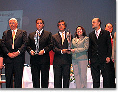 Andreza Medina, Haupt-Koordinatorin von Dequeni, und Fernando Talavera Gustale, Vorsitzender der Stiftung Dequeni (mit der Statuette) bei der Preisverleihung durch die Stadt Asunción