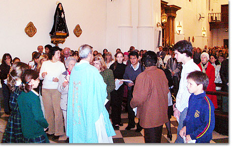 Am Vorabend des Festes Maria Aufnahme in den Himmel schlossen in der Pfarrei vom Hl. Erlöser, Buenos Aires, 25 Pfarrangehörige das Liebesbündnis